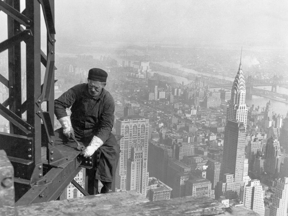 operaio nel cantiere dell'empire state building dimec carpenteria metallica udine